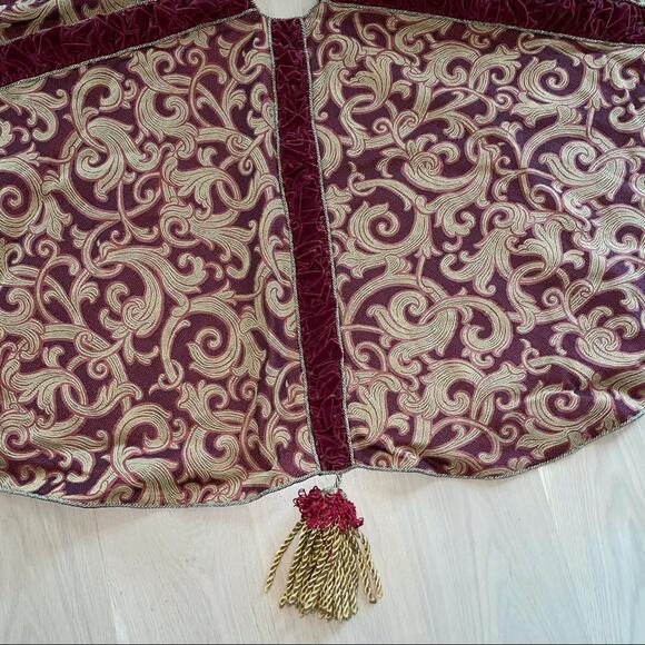 Christmas Tree Skirt - Picture 2 of 10